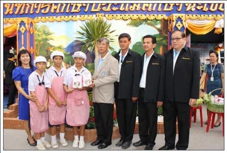 ****งานศิลปหัตถกรรมนักเรียน มีวัตถุประสงค์เพื่อให้ครูนักเรียนได้รับการพัฒนาทักษะทางด้านวิชาการ วิชาชีพ ดนตรีนาฏศิลป์ ศิลปะ เห็นคุณค่าและเกิดความภาคภูมิใจในความเป็นไทย รักและหวงแหนในมรดกทางวัฒนธรรมของไทย และเป็นการเปิดเวทีให้เด็กได้แสดงออกตามความสามารถของตนเองอย่างอิสระและ สร้างสรรค์ ใช้เวลาว่างให้เกิดประโยชน์ ซึ่งสำนักงานคณะกรรมการการศึกษาขั้นพื้นฐาน ได้อนุมัติในหลักการให้จัดขึ้นเป็นประจำทุกปี และการจัดงานในปีการศึกษา ๒๕๕๕ นี้ นับเป็นโอกาสครบรอบ ๑๐๐ ปี นับตั้งแต่การเริ่มจัดงานศิลปหัตถกรรมนักเรียน ครั้งแรกเมื่อปี พ.ศ. ๒๔๕๕