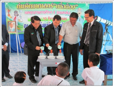 ว่าที่ร.ต.สุพจน์ บุญยืน รองผอ.สพป.ฉะเชิงเทรา เขต ๒ ผู้แทน ผอ.สพป.ฉะเชิงเทรา เขต ๒ เป็นประธานพิธีเปิดค่ายวิทยาศาสตร์ของนักเรียนชั้นประถมศึกษาปีที่ ๕-๖ โรงเรียนเขตคุณภาพการศึกษา ที่ ๖ ณ โรงเรียนวัดจรเข้ตาย เมื่อวันที่ ๘ ธันวาคม ๒๕๕๕