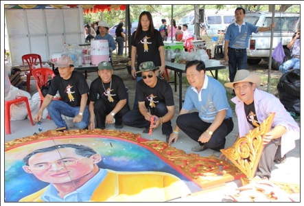 คณะทีมงานกำลังตั้งใจทำซุ้มจัดนิทรรศการ ณ สนามกีฬากลางจังหวัดระยอง กำลังใจเต็มร้อย
เพราะทุกคนบอกว่าทำเพื่อ สพป.ฉะเชิงเทรา เขต ๒