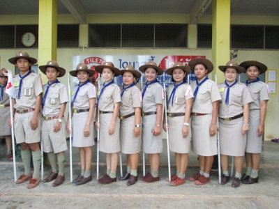 สมาชิกหมู่เหยี่ยวทั้งหมดกำลังยืนให้ช่างภาพถ่ายภาพ หน้าโรงเรียนสว่างศรัทธาธรรมสถาน
(ภาพกิจกรรมการฝึกอบรมผู้บังคับบัญชาลูกเสือวิชาผู้กำกับลูกเสือสามัญ ขั้นความรู้เบื้องต้น ณ ค่ายลูกเสือชั่วคราวโรงเรียนสว่างศรัทธาธรรมสถาน อำเภอพนมสารคาม จังหวัดฉะเชิงเทรา สามารถดาวน์โหลดได้ที่ ---- <a href="http://sdrv.ms/T558QM" target=_blank>http://sdrv.ms/T558QM</a>)
