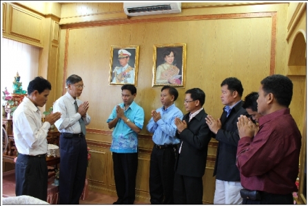 คณะผู้บริหารโรงเรียน เขตคุณภาพการศึกษา สนามชัยเขต เขต ๑ สังกัดสำนักงานเขตพื้นที่การศึกษาประถมศึกษาฉะเชิงเทรา เขต ๒ นำกระเช้าขอพร จากนายเสริมปัญญา  เทียมวัน ผู้อำนวยการสำนักงานเขตพื้นที่การศึกษาประถมศึกษาฉะเชิงเทรา เขต ๒ ในโอกาสวันขึ้นปีใหม่ ๒๕๕๖