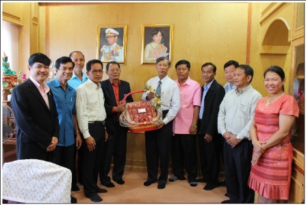 คณะผู้บริหารโรงเรียน เขตคุณภาพการศึกษา สนามชัยเขต เขต ๒ สังกัดสำนักงานเขตพื้นที่การศึกษาประถมศึกษาฉะเชิงเทรา เขต ๒ นำกระเช้าขอพร จากนายเสริมปัญญา  เทียมวัน ผู้อำนวยการสำนักงานเขตพื้นที่การศึกษาประถมศึกษาฉะเชิงเทรา เขต ๒ ในโอกาสวันขึ้นปีใหม่ ๒๕๕๖