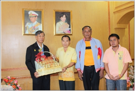 นายธวัชชัย  โพธิ์งาม ผู้อำนวยการโรงเรียนบ้านทุ่งส่าย พร้อมคณะกรรมการสถานศึกษา นำกระเช้าเข้าขอพร จาก นายเสริมปัญญา  เทียมวัน ผู้อำนวยการสำนักงานเขตพื้นที่การศึกษาประถมศึกษาฉะเชิงเทรา เขต ๒ วันที่ ๒ มกราคม ๒๕๕๖