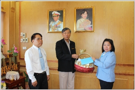 คุณเสริมทรัพย์  มุ่งการงาน  ผู้จัดการธนาคารกรุงไทย สาขาสนามชัยเขต พร้อมคณะ  นำกระเช้าของขวัญปีใหม่ เข้ามอบและขอพรปีใหม่จากนายเสริมปัญญา  เทียมวัน  ผู้อำนวยการสำนักงานเขตพื้นที่การศึกษาประถมศึกษาฉะเชิงเทรา เขต ๒
