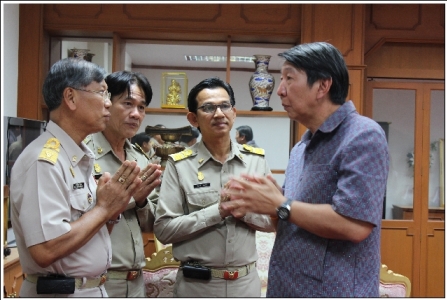นายนายเริงศักดิ์  มหาวินิจฉัยมนตรี   ผู้ว่าราชการจังหวัดฉะเชิงเทรา ให้พรปีใหม่แก่ นายเสริมปัญญา  เทียมวัน  ผู้อำนวยการสำนักงานเขตพื้นที่การศึกษาประถมศึกษาฉะเชิงเทรา เขต ๒ พร้อมคณะ