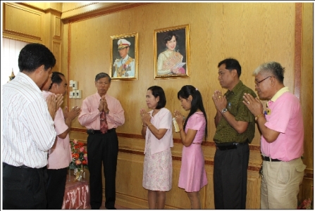 นายเสริมปัญญา  เทียมวัน  ผู้อำนวยการสำนักงานเขตพื้นที่การศึกษาประถมศึกษาฉะเชิงเทรา เขต ๒ ให้พรปีใหม่แก่คณะผู็บริหารโรงเรียน