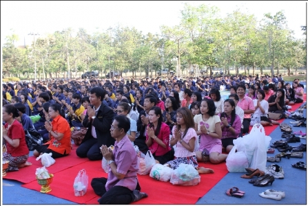 บุคลากรทางการศึกษาของสำนักงานเขตพื้นที่การศึกษาฉะเชิงเทรา เขต ๒ ร่วมพิธีทางสงฆ์เนื่องในโอกาสขึ้นปีใหม่ ๒๕๕๖ ก่อนจะมีกาีรตักบาตรข้าวสารอาหารแห้ง ณ โรงเรียนกาญจนาภิเษกวิทยาลัยฉะเชิงเทรา