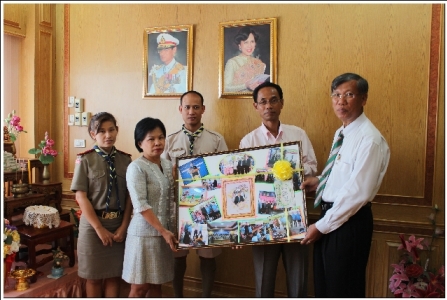 วันที่ ๓ มกราคม ๒๕๕๖ นางนิชนันท์  หลุยใจบุญ ผู้อำนวยการโรงเรียนบ้านคลองอุดม พร้อมคณะครู ได้นำกรอบรูปมาสวัสดีปีใหม่ พร้อมขอพรปีใหม่จากนายเสริมปััญญา  เทียมวัน  ผู้อำนวยการสำนักงานเขตพื้นที่การศึกษาประถมศึกษาฉะเชิงเทรา เขต ๒