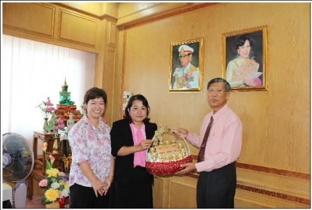 คณะจากสำนักงานเขตพื้นที่การศึกษาประถมศึกษาปราจีนบุรี เขต ๒ นำกระเช้ามอบให้ นายเสริมปัญญา  เทียมวัน ผู้อำนวยการสำนักงานเขตพื้นที่การศึกษาประถมศึกษาฉะเิชิงเทรา เขต ๒ เนื่องในโอกาสขึ้นปีใหม่ ๒๕๕๖  พร้อมขอพรจากท่านผู้อำนวยการ สพป.ฉะเิชิงเทรา เขต ๒