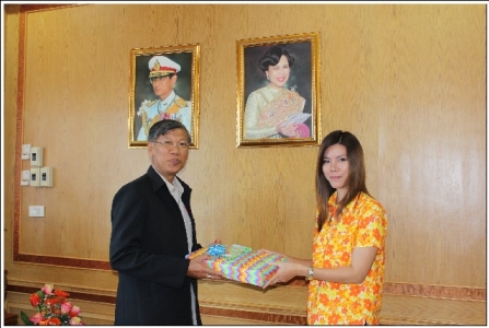 ผู้บริหารโรงเรียนธีราวิทยา ได้นำของขวัญปีใหม่มาสวัสดีปีใหม่ ผู้อำนวยการสำนักงานเขตพื้นที่การศึกษาประถมศึกษาฉะเชิงเทรา เขต ๒