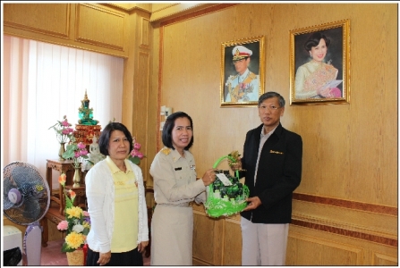 ผู้บริหารและคณะครู โรงเรียนวัดดอนขี้เหล็ก นำกระเช้าของขวัญปีใหม่ เข้ามอบและขอพรปีใหม่จากนายเสริมปัญญา  เทียมวัน  ผู้อำนวยการสำนักงานเขตพื้นที่การศึกษาประถมศึกษาฉะเชิงเทรา เขต ๒