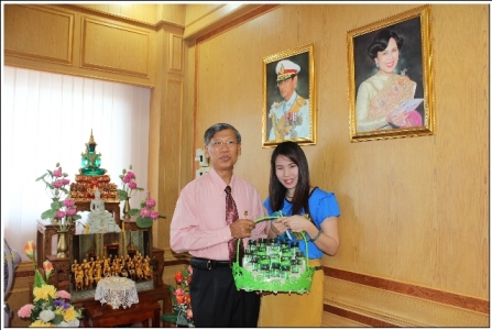 นางสาวศิวิไล ใจหาญ รองผู้อำนวยการโรงเรียนวัดบางวัว(สายเสริมวิทย์)นำกระเช้าสวัสดีปีใหม่พร้อมขอพรจาก นายเสริมปัญญา  เทียมวัน ผู้อำนวยการสำนักงานเขตพื้นที่การศึกษาประถมศึกษาฉะเิชิงเทรา เขต ๒ เนื่องในโอกาสขึ้นปีใหม่ ๒๕๕๖