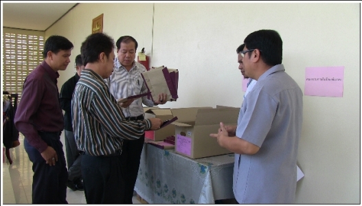 คณะกรรมการรับ-ส่ง ข้อสอบและคณะกรรมการเก็บรักษาข้อสอบ ตรวจสอบจำนวนซองภายในกล่องข้อสอบ ก่อนที่จะดำเินินการส่งมอบให้คณะกรรมการเก็บรักษาข้อสอบ เพื่อเก็บรักษาต่อไป