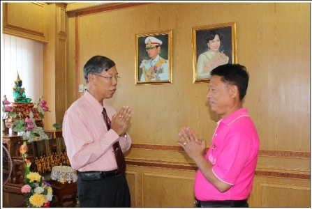 นายกิติศักดิ์ หงษ์วิไล ผู้อำนวยการโรงเรียนไทยรัฐวิทยา ๙๓ สำนักงานเขตพื้นที่การศึกษาประถมศึกษาปราจีนบุรี เขต ๒ นำกระเช้าสวัสดีปีใหม่พร้อมขอพรจาก นายเสริมปัญญา  เทียมวัน ผู้อำนวยการสำนักงานเขตพื้นที่การศึกษาประถมศึกษาฉะเิชิงเทรา เขต ๒ เนื่องในโอกาสขึ้นปีใหม่ ๒๕๕๖