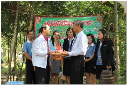 ผู้อำนวยการโรงเรียนแปลงยาวพิทยาคม มอบต้นชวนชมและน้ำดื่มให้กับท่านผอ.สพป.ฉะเชิงเทรา เขต ๒