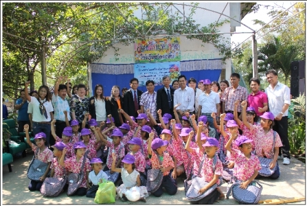 นายเสริมปัญญา  เทียมวัน ผู้อำนวยการสำนักงานเขตพื้นที่การศึกษาประถมศึกษาฉะเิชิงเทรา เขต ๒, นายดวง  สุวรรณเกิดผล ผู้อำนวยการโรงเรียนวัดกกสับ (ศรีสมวงศ์ราษฎร์วิทยา)และคณะครูในโรงเรียน , คุณอนุชา  สุนทรจามร ผู้จัดการโรงงานบริษัท เอช บี ไอ แมนนูแฟคเจอริ่ง(ประเทศไทย)จำกัด และเจ้าหน้าที่ของบริษัท,คุณเชอรี่  ตันเป็นสุข รองประธานมูลนิธิหอการค้าอเมริกันในประเทศไทย พร้อมเจ้าหน้าที่ และเด็กนักเรียนโรงเรียนวัดกกสับ (ศรีสมวงศ์ราษฎร์วิทยา) ร่วมถ่ายรูปพร้อมกัน โดยเด็กๆ ต่างมีท่าทางที่มีความสุขมาก ที่ได้รับความเมตตาจากผู้ใหญ่ใจดี ในครั้งนี้