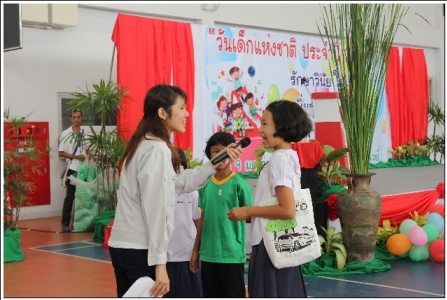 ระหว่างรอชมการแสดงทางบริษัทโตโยต้า มอเตอร์ ประเทศไทย จำกัด(โรงงานเกตเวย์)ได้ให้น้องๆ เล่นเกมส์ตอบคำถาม