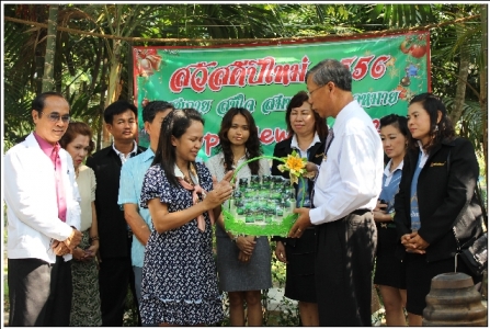 คณะครูในสังกัด มอบกระเช้าของขวัญท่านผอ.เสริมปัญญา  เทียมวัน เพื่อเป็นการสวัสดีปีใหม่ ๒๕๕๖