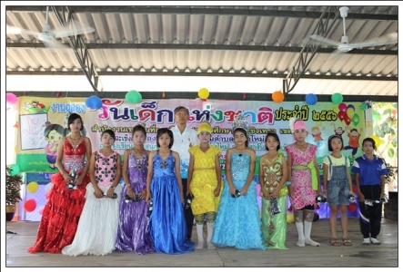 นายเสริมปัญญา  เทียมวัน   ผู้อำนวยการสำนักงานเขตพื้นที่การศึกษาประถมศึกษาฉะเชิงเทรา เขต ๒ ถ่ายรูปร่วมกับคณะลิเก รีไซเคิล โรงเรียนวัดหินดาษ อำเภอราชสาส์น