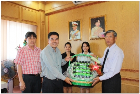 นายวิบูลย์  วัฒนศฤฆาร ผู้อำนวยการโรงเรียนท่าระหัดราษฏร์สฤษฎิ์ อำเภอบางคล้า พร้อมคณะครู มอบกระเช้าของขวัญเพื่อแสดงความระลึกถึงและกตัญญูยุตาแด่ ผอ.เสริมปัญญา  เทียมวัน ผู้อำนวยการสำนักงานเขตพื้นที่การศึกษาประถมศึกษาฉะเชิงเทรา เขต ๒  เนื่องในโอกาสวันครู ๒๕๕๖