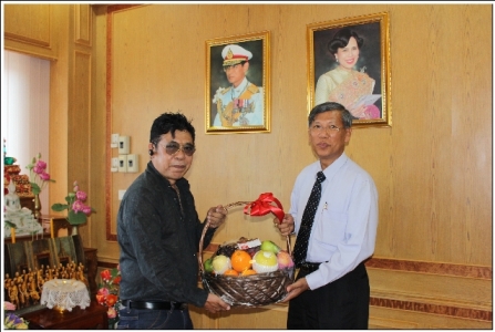 คุณเสถียร เหลืองจินดา  หุ้นส่วนผู้จัดการ หจก.มอร์เกทเซ็นเตอร์ ศูนย์ฉะเชิงเทรา มอบกระเช้าผลไม้ แด่ ผอ.เสริมปัญญา  เทียมวัน ผู้อำนวยการสำนักงานเขตพื้นที่การศึกษาประถมศึกษาฉะเชิงเทรา เขต ๒ เนื่องในโอกาสวันครู และสวัสดีปีใหม่ ๒๕๕๖