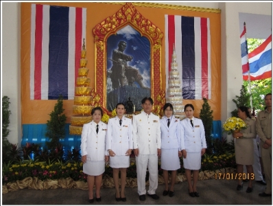 นายเชลร์  โพธิมากูล  รองผู้อำนวยการสำนักงานเขตพื้นที่การศึกษาประถมศึกษาฉะเชิงเทรา เขต ๒ และบุคลากร สำนักงานเขตพื้นที่การศึกษาประถมศึกษาฉะเชิงเทรา เขต ๒ ร่วมถวายความเคารพ เพื่อเป็นการน้อมรำลึกพระเกียรติคุณพระองค์ท่านที่ทรงปรีชาสามารถ กล้าหาญ เด็ดเดี่ยว สร้างความเป็นเอกราชให้แก่ชาติไทย