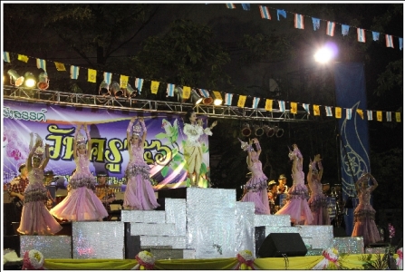 การแสดงของวงดนตรีนักเรียนโรงเรียนพนมสารคาม (พนมอดุลวิทยา)ในงานวันครู สพป.ฉะเิชิงเทรา เขต ๒  วันที่ ๑๖ มกราคม ๒๕๕๖