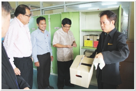 คณะกรรมการเก็บรักษาข้อสอบ ตรวจสอบความสมบูรณ์ของกล่องบรรจุข้อสอบ