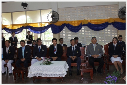 คณะแขกผู้มีเกียรติร่วมแสดงความยินดีในพิธีมอบใบประกาศนีบัตร ในการจบการศึกษา