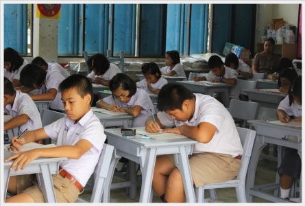 นักเรียนตั้งใจทำข้อสอบ