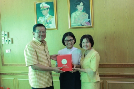 ชมรมพุทธศาสตร์สากล ในอุปถัมภ์สมเด็จพระมหารัชมังคลาจารย์  นำของขวัญ สวัสดีปีใหม่ ท่านสง่า  ศรีราม ผอ.สพป.ฉะเชิงเทรา เขต ๒