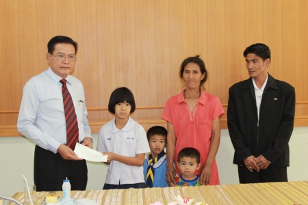 มอบเงินช่วยเหลือนักเรียนประสบอัคคีภัย